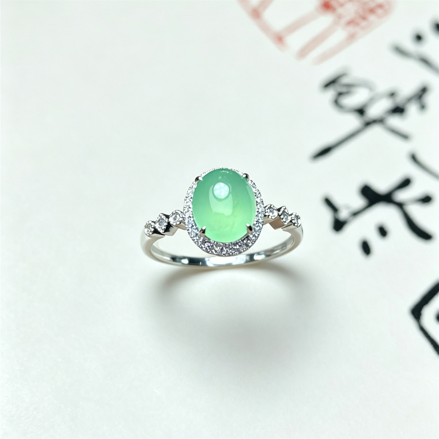 缅甸天然翡翠a货冰种甜阳绿18K时尚翡翠戒指女款冰绿蛋面翡翠玉戒