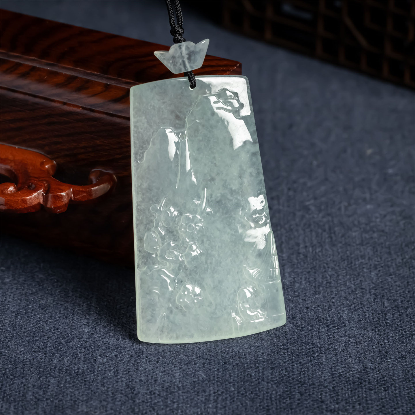 翠贵人冰种老坑山水意境牌吊坠