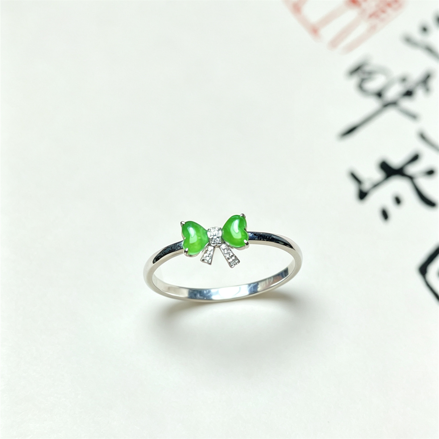 缅甸天然翡翠a货冰种阳绿爱心戒面戒指18K冰绿女款时尚蛋面戒指