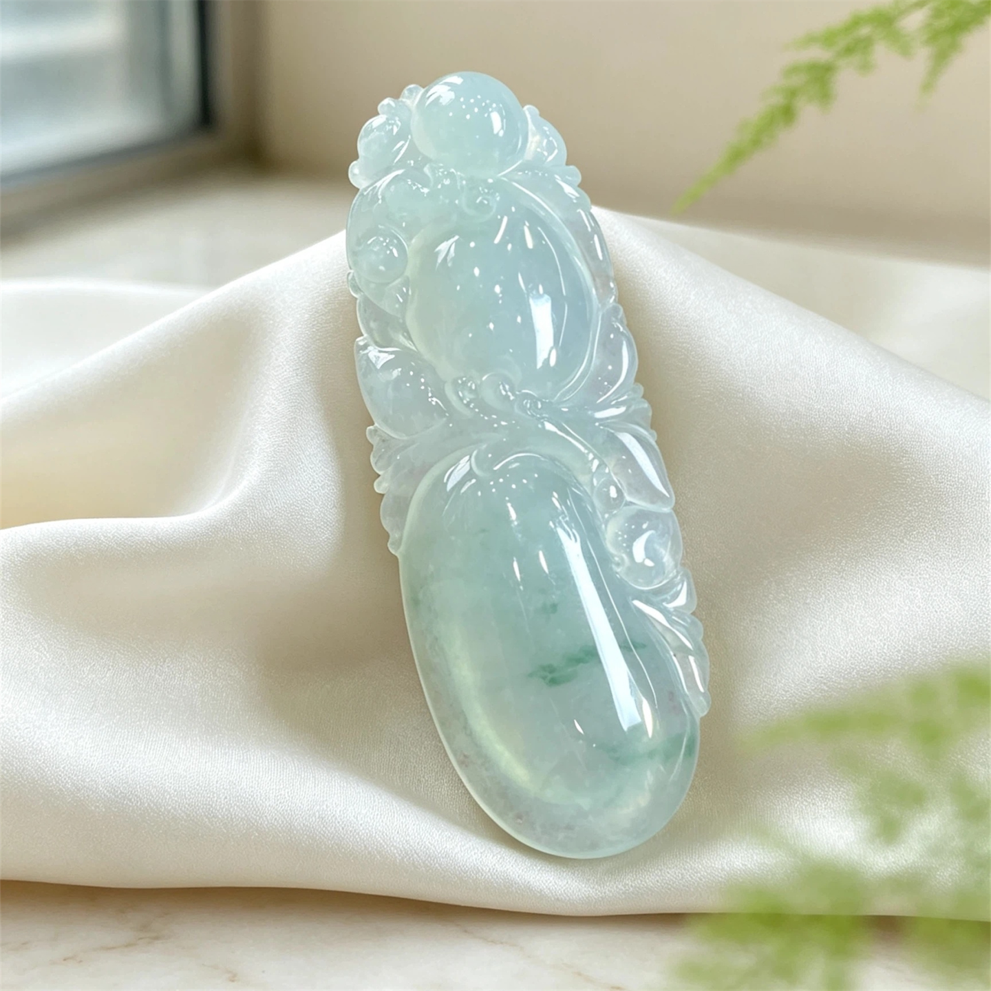 翠贵人冰种飘花福瓜如意吊坠冰透