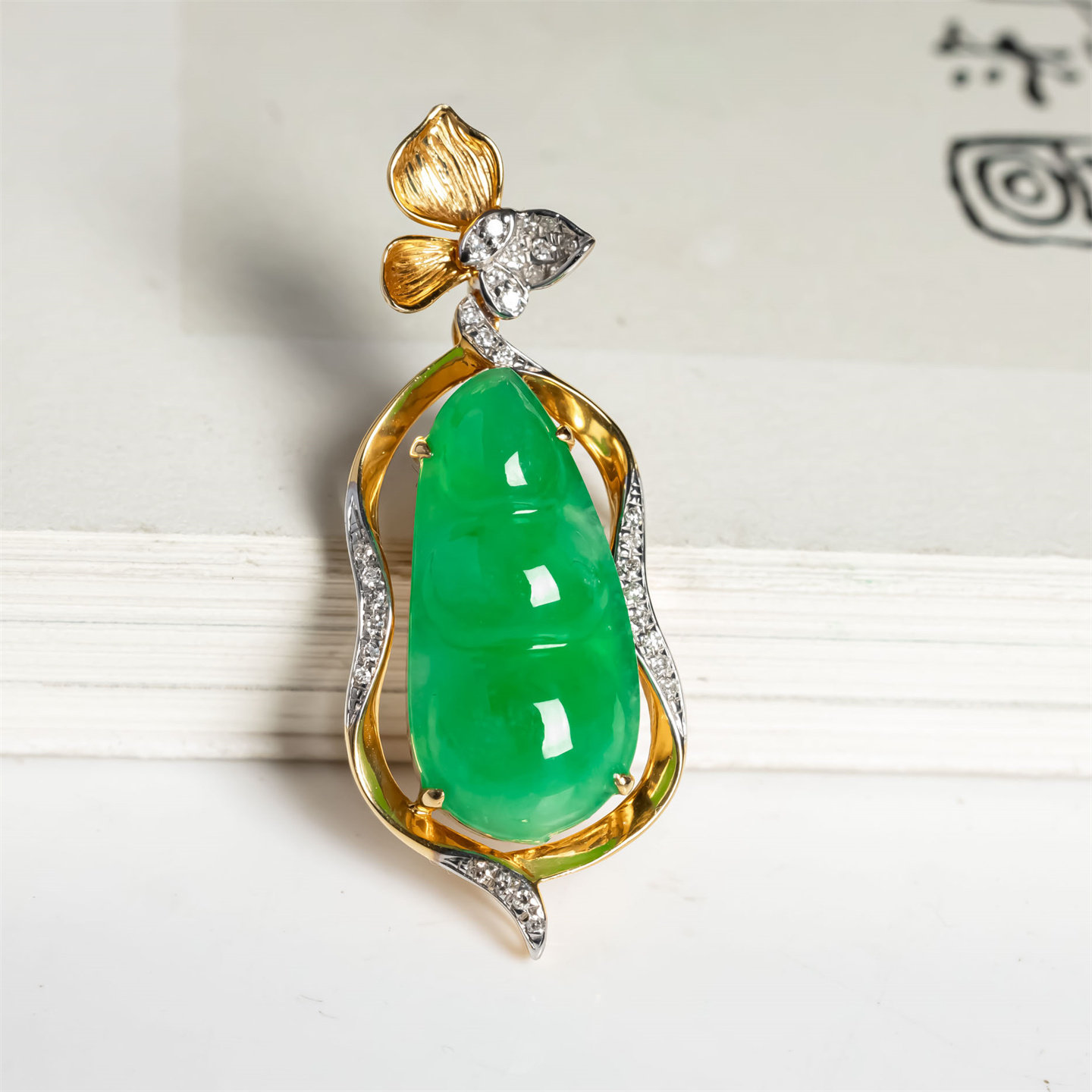 缅甸天然翡翠A货冰种阳绿四季豆吊坠18K高档冰绿福豆四季平安挂件