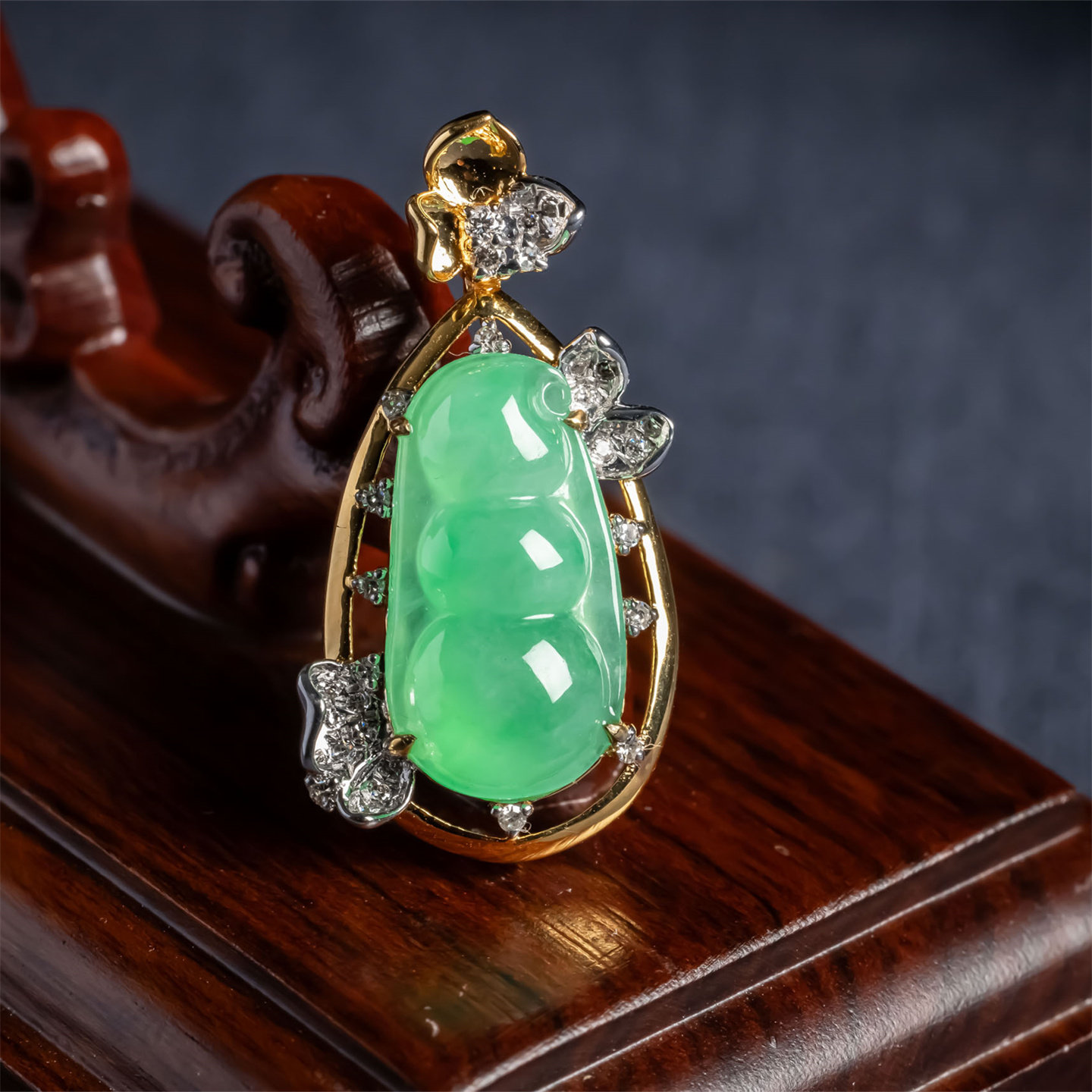 缅甸天然翡翠A货冰种老坑阳绿四季豆吊坠18K冰绿高档女款福豆挂件