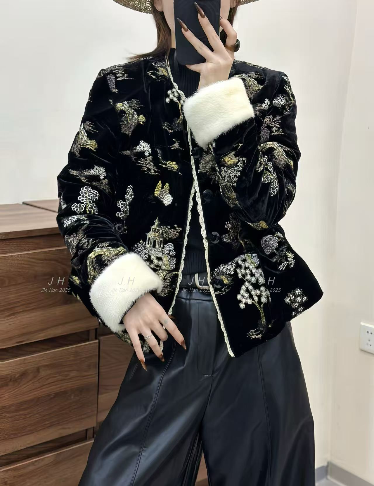 欧洲站2025秋冬新款时尚百搭圆领盘扣刺绣花朵国风羽绒服外套5017