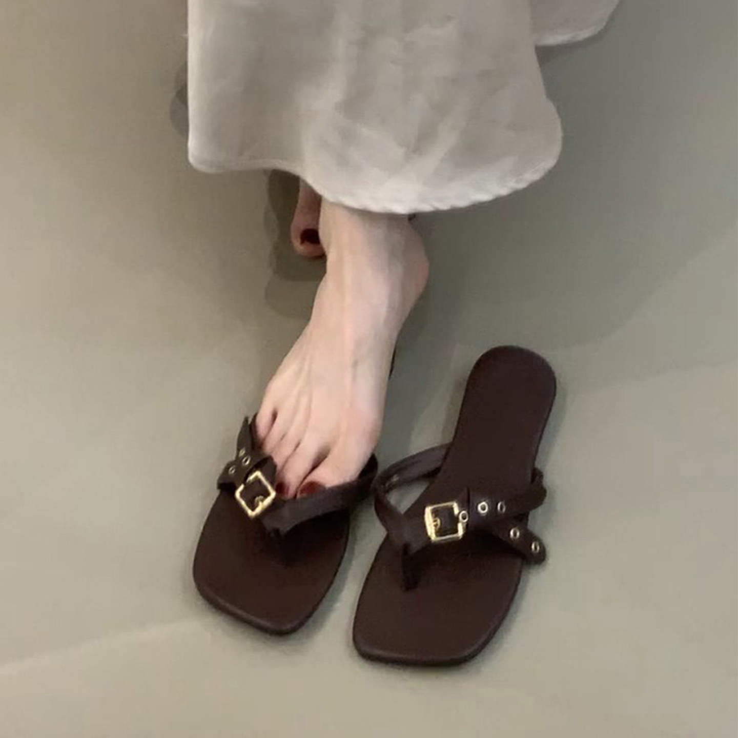 「卡鹿莉 KLULI」复古皮带扣人字拖外穿凉拖鞋女休闲海边沙滩拖鞋