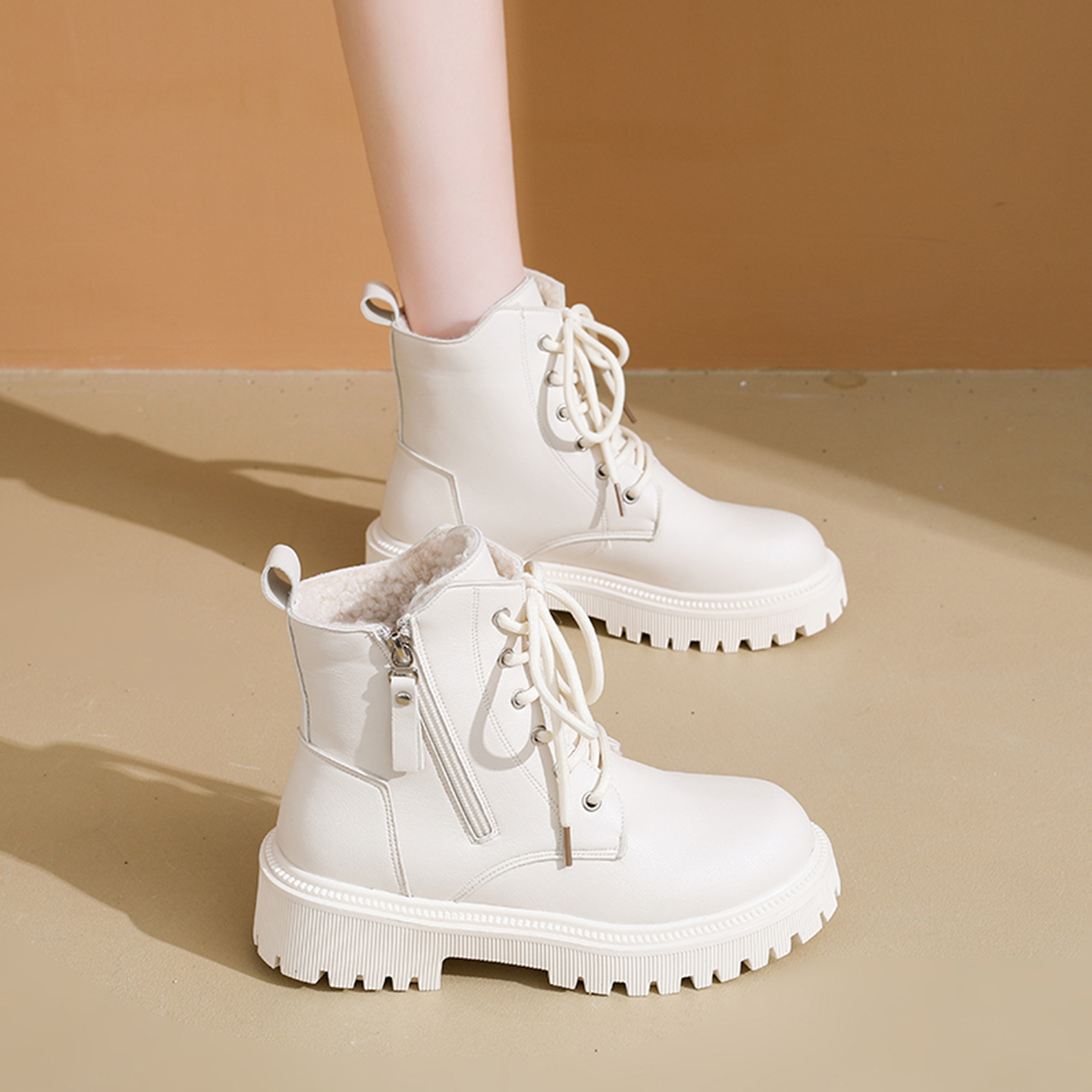 厚底白色马丁靴女款英伦风