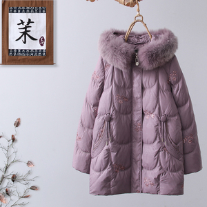 妈妈冬季中长款刺绣羽绒服女时尚中老年人白鸭绒洋气保暖奶奶外套
