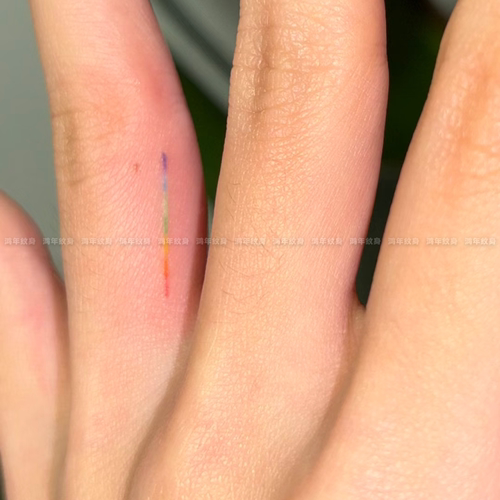 藏在手指里的彩虹纹身贴防水持久