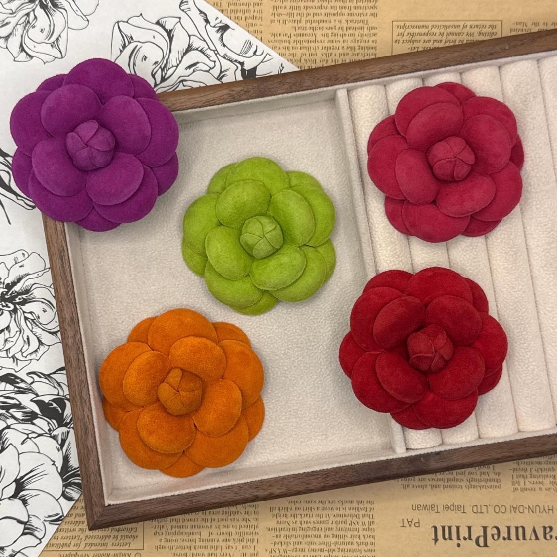 富家千金的复古小香风山茶花胸针