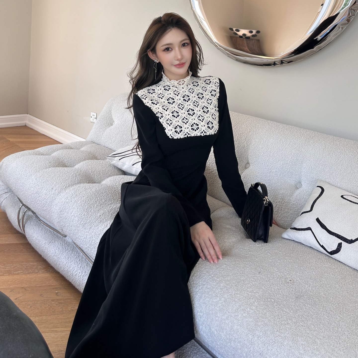 秋冬新款女装法式赫本风黑色长袖连衣裙蕾丝拼接收腰显瘦立领长裙