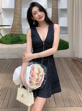 夏季新款女装性感V领无袖蓝黑色牛仔连衣裙高级好看收腰显瘦裙子