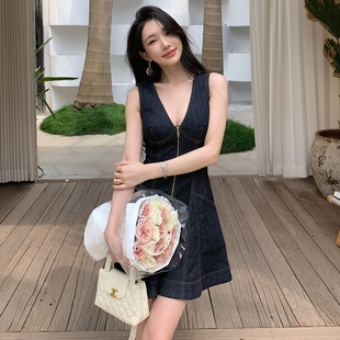 性感V領無袖 藍黑色牛仔連衣裙高級好看收腰顯瘦裙子 女裝 2025新款