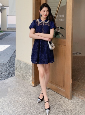 夏季2026新款女装轻奢高定法式名媛设计感蕾丝泡泡袖深蓝色连衣裙