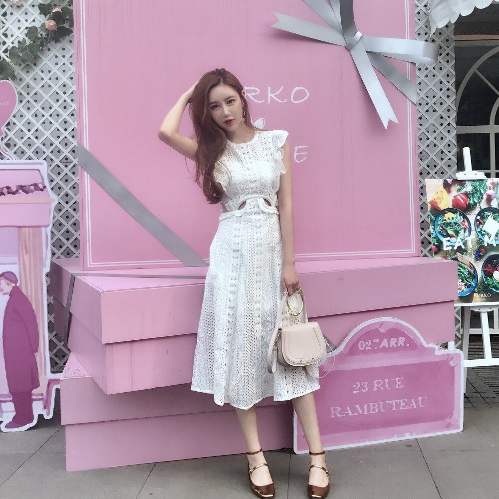 2026年欧美夏装新款女装露腰小心机飞袖长款蕾丝修身白色连衣裙子