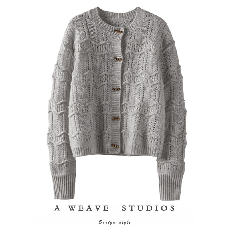 浅蓝色圆领牛角扣羊绒衫