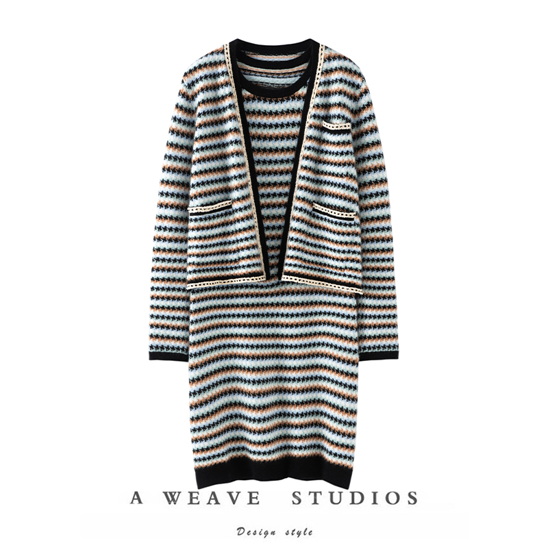 加厚纯羊绒条纹外套+背心连衣裙