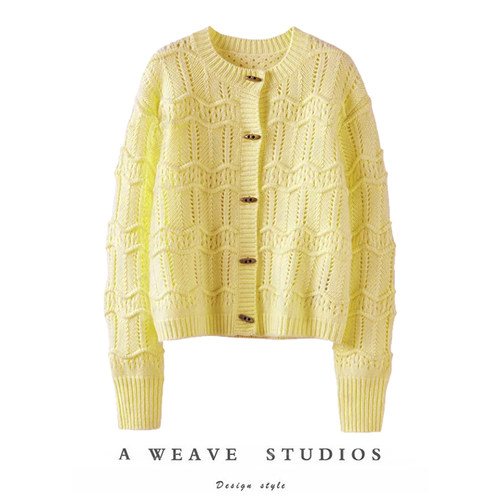 气质拿捏！鹅黄色圆领牛角扣羊绒衫秋冬新款针织开衫长袖保暖毛衣