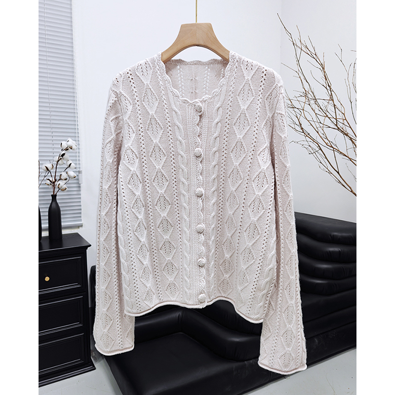 萨琪尼句里春风正剪裁！2025早春绞花钩花包扣100%山羊绒毛衣开衫