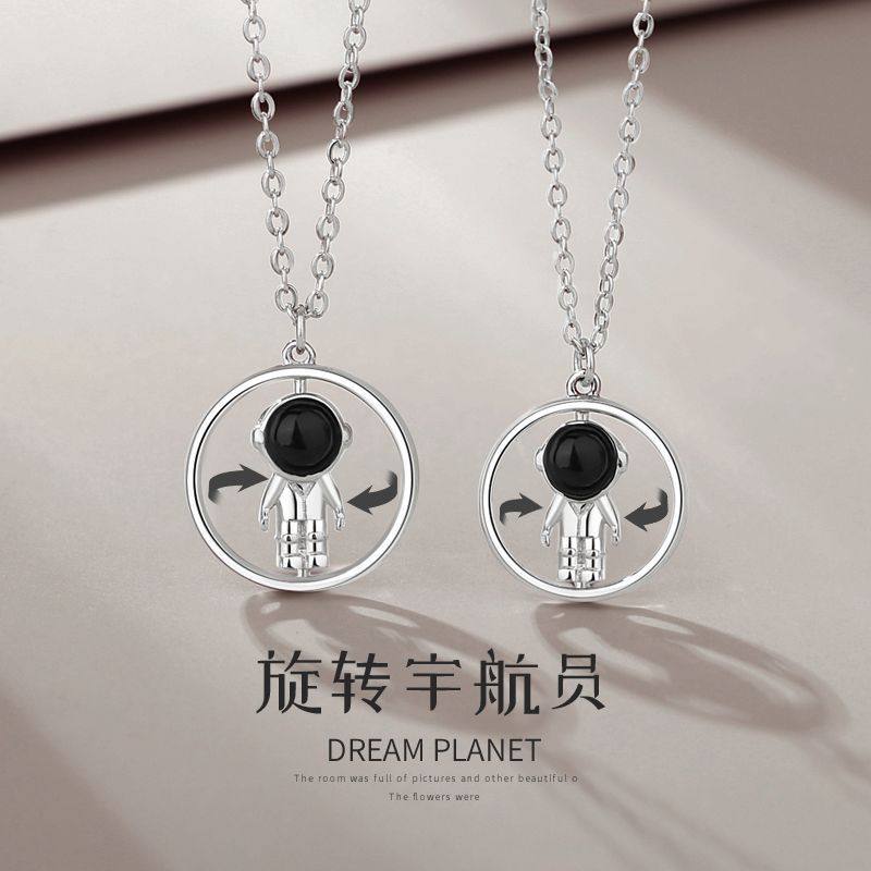 原创旋转太空人s925纯银宇航员快乐星球情侣男女项链简约创意吊坠
