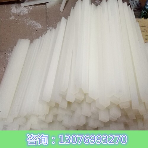 聚乙烯板（高密度聚乙烯板）熔点约为130℃，相对密度为0.941~0.960。它具有良好的耐热性和耐寒性，化学稳定性好，还具有较高的刚性和韧性，机械强度好。介电性能，耐环境应力开裂性亦较好。熔化温度220~260C。对于分子较大的材料，建议熔化温度范围在200~250C之间