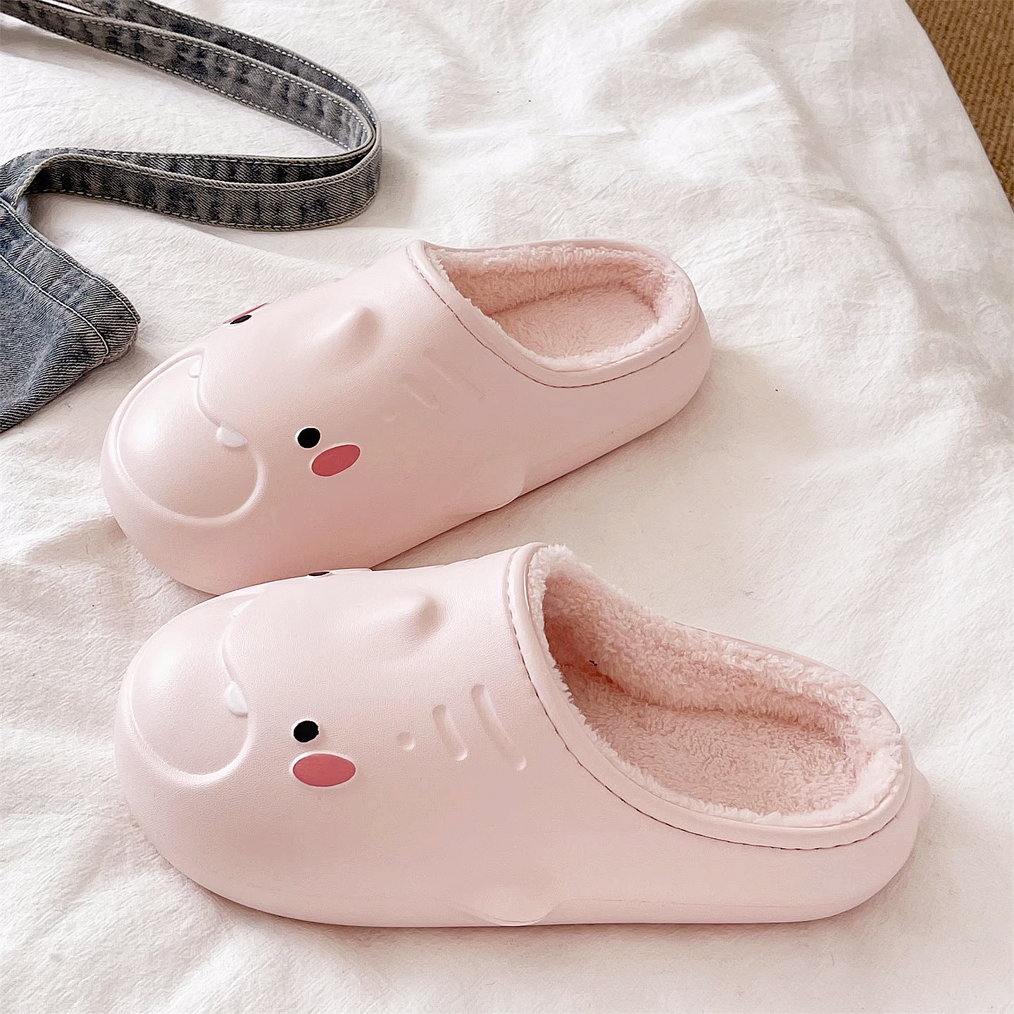 俏绘可爱鲨鱼厚底防水毛毛拖鞋