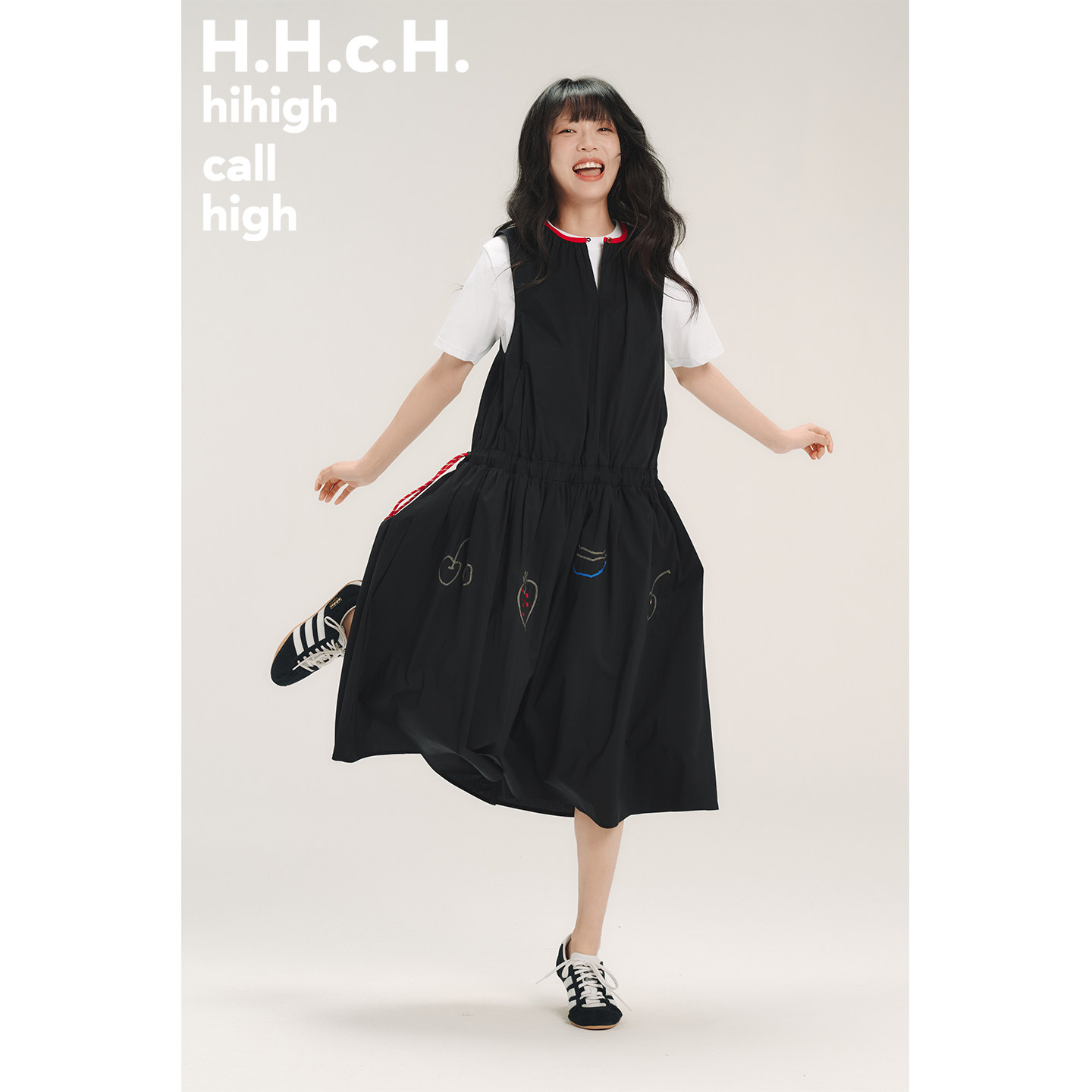 HHCH口海 SS26 手绘水果十字绣撞色圆领松紧腰无袖黑色连衣裙
