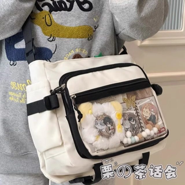 女生背介酷酷的斜挎包真的很帅！