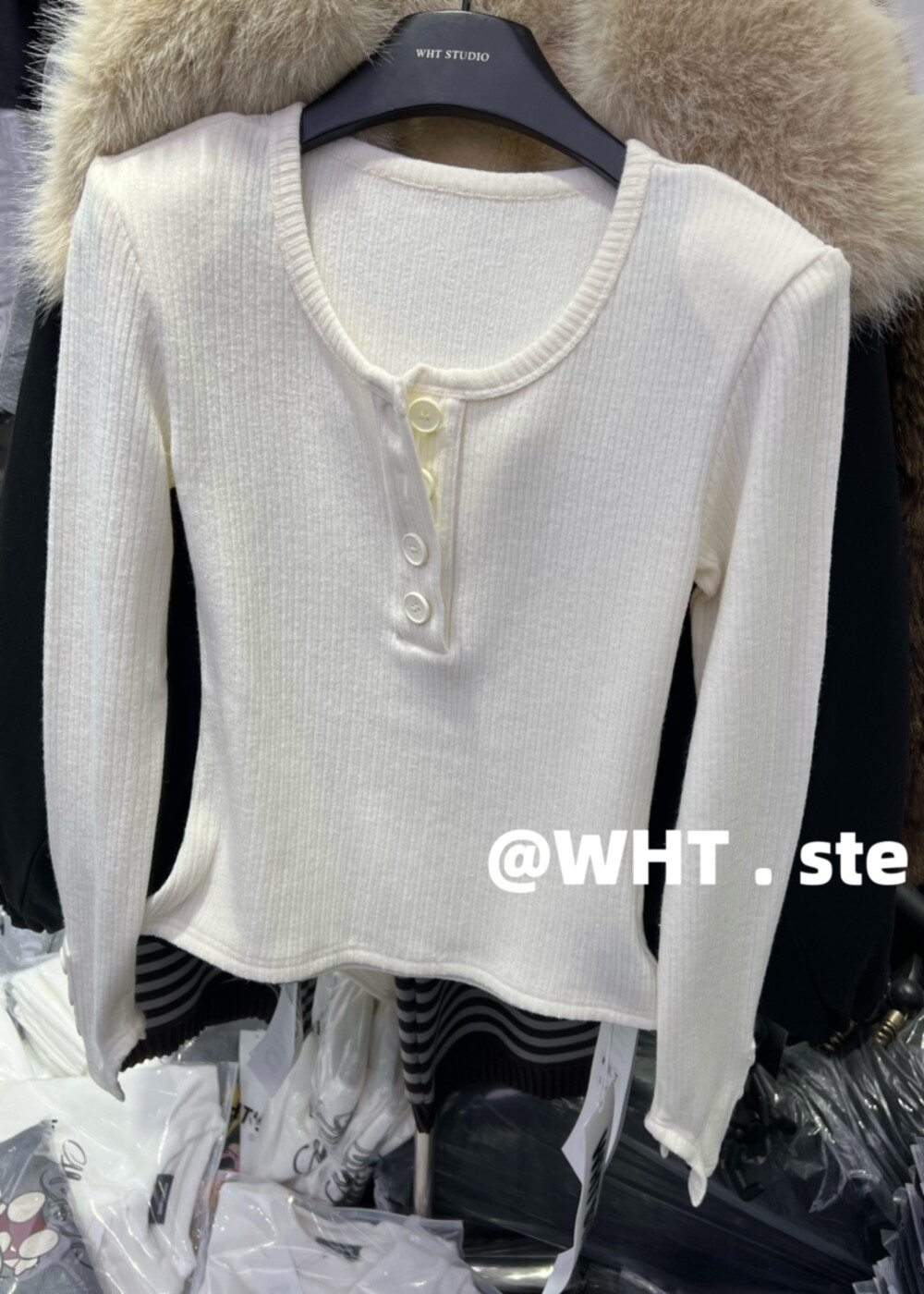 WHT正版2025冬季新款韩版洋气时尚百搭U领纽扣纯色显瘦长袖打底衫