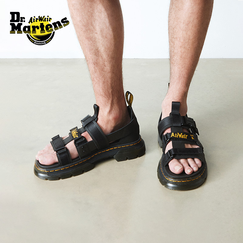Dr.Martens黑色露趾凉鞋