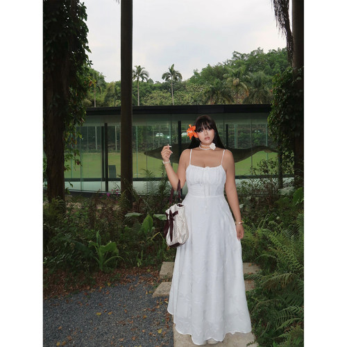 温柔淑女暗花白色度假吊带连衣裙