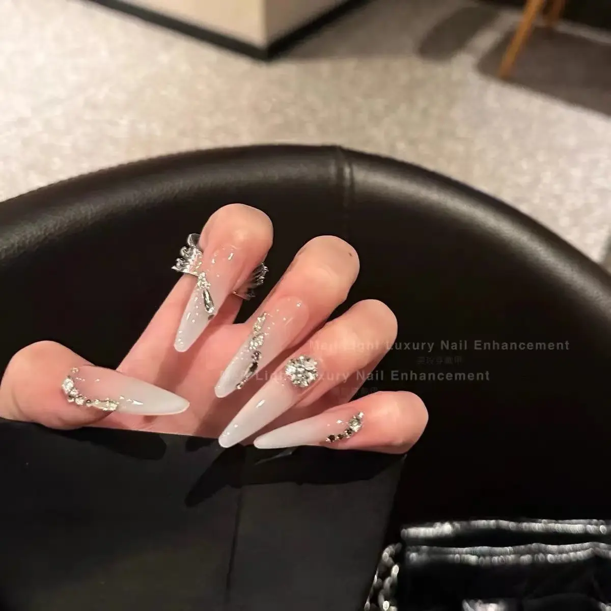 纯手工富家千金裸粉渐变满钻婚甲气质爆闪长尖穿戴甲美甲贴片