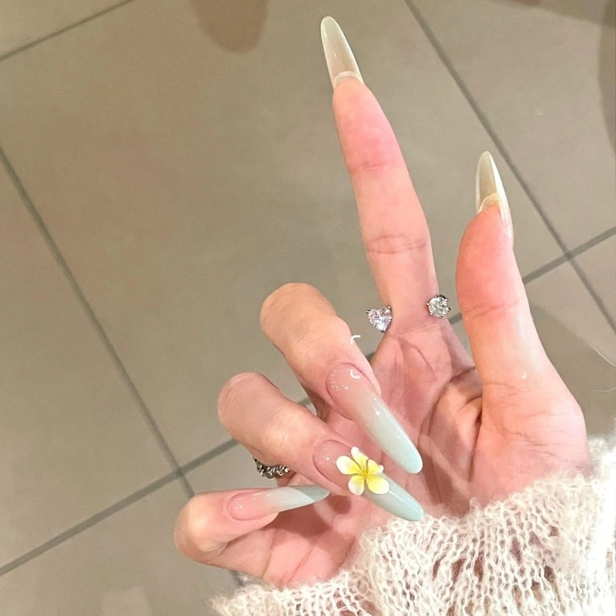 薄荷冰花鸡蛋花海岛纯手工穿戴高级雕花显白指甲夏日渐变新款美甲