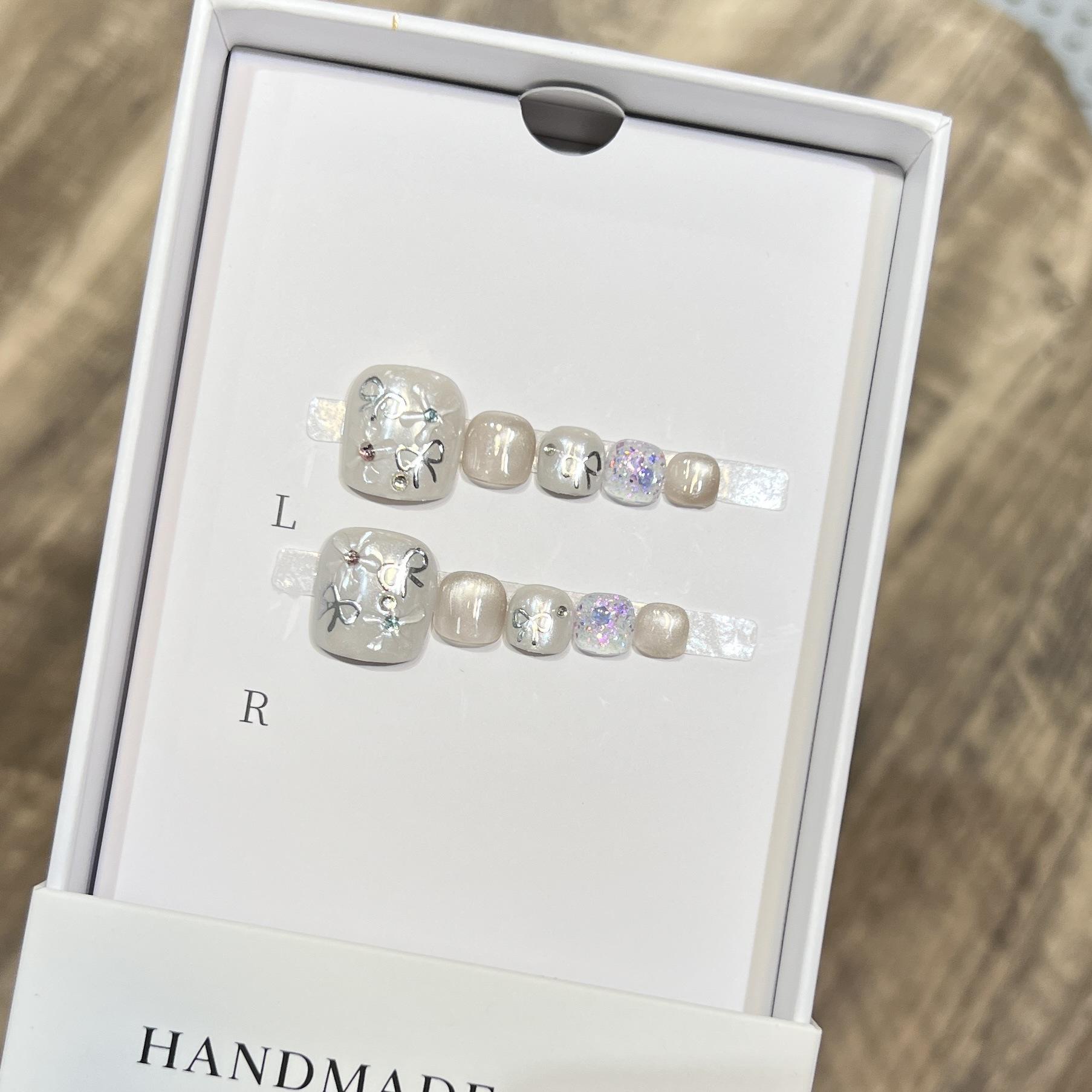 夏季爆闪脚甲片穿戴甲脚纯手工手绘蝴蝶结亮片猫眼美甲显白百搭款