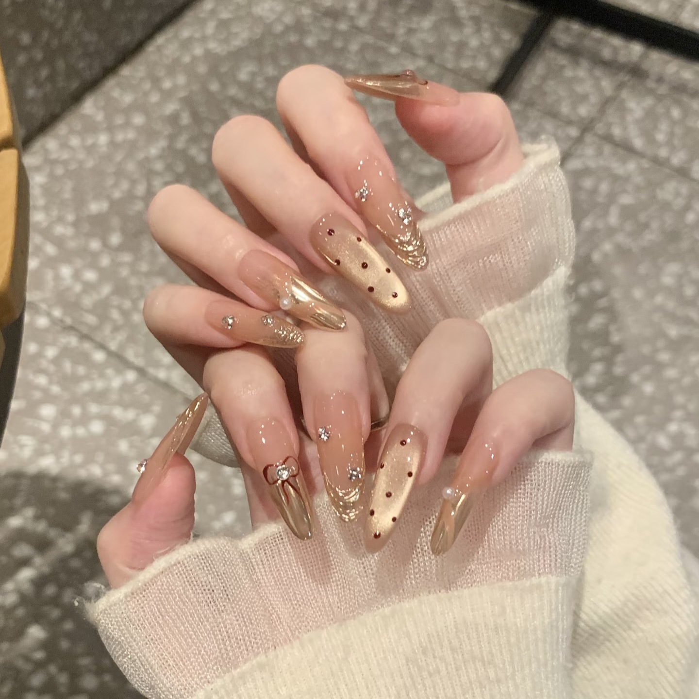 纯手工穿戴甲秋日氛围气质猫眼爆闪轻奢高级感魔镜粉显白美甲贴片