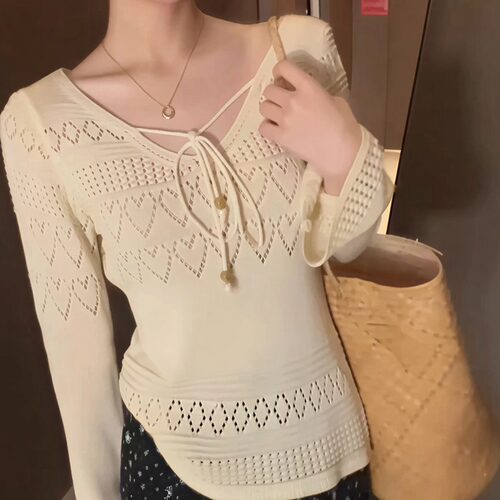 韩系温柔风爱心镂空长袖针织衫