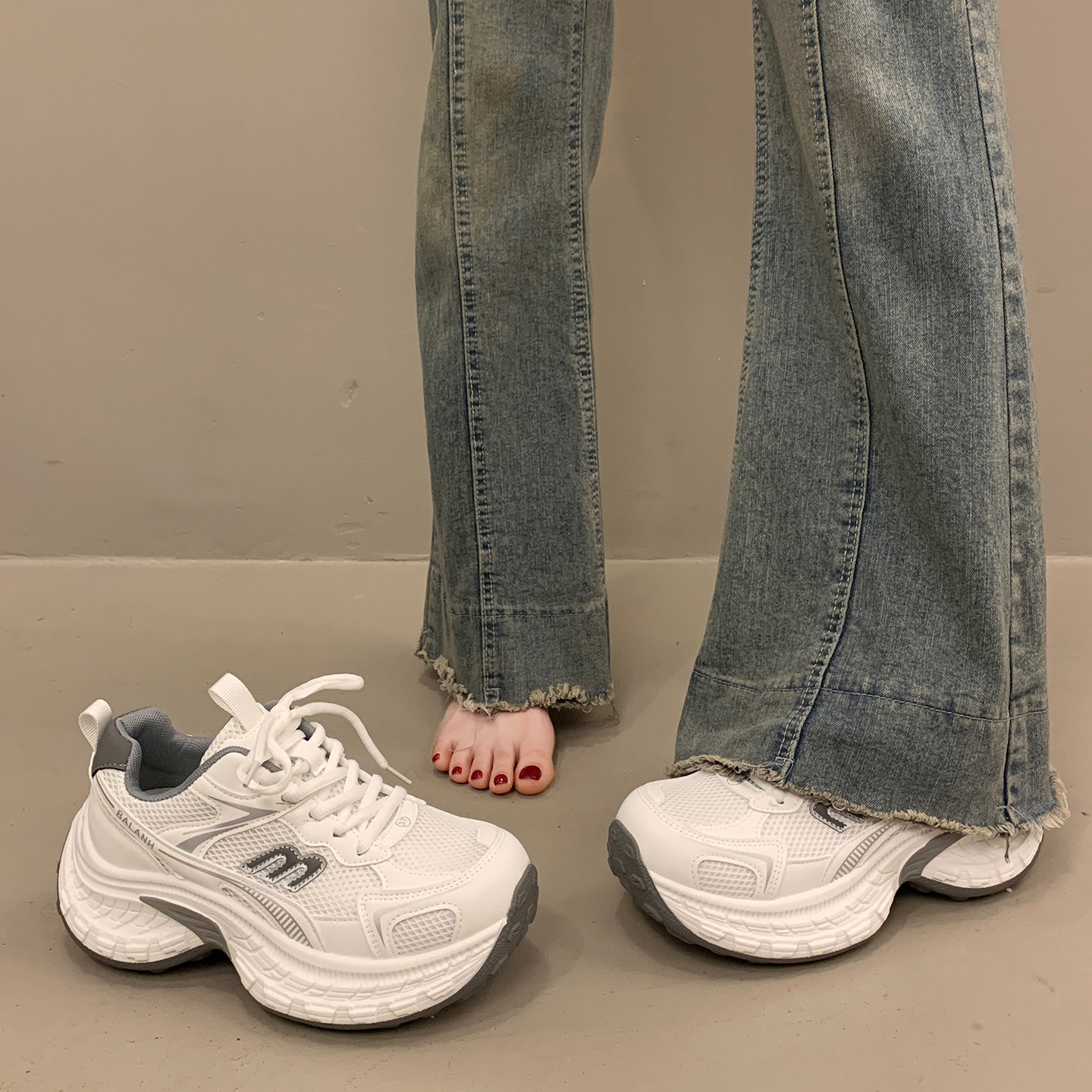 超火欧货厚底老爹鞋女春季小个子增高2026新款爆款白色运动休闲鞋