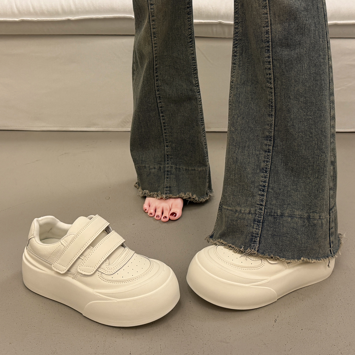 爆款圆头小白鞋女秋冬魔术贴板鞋