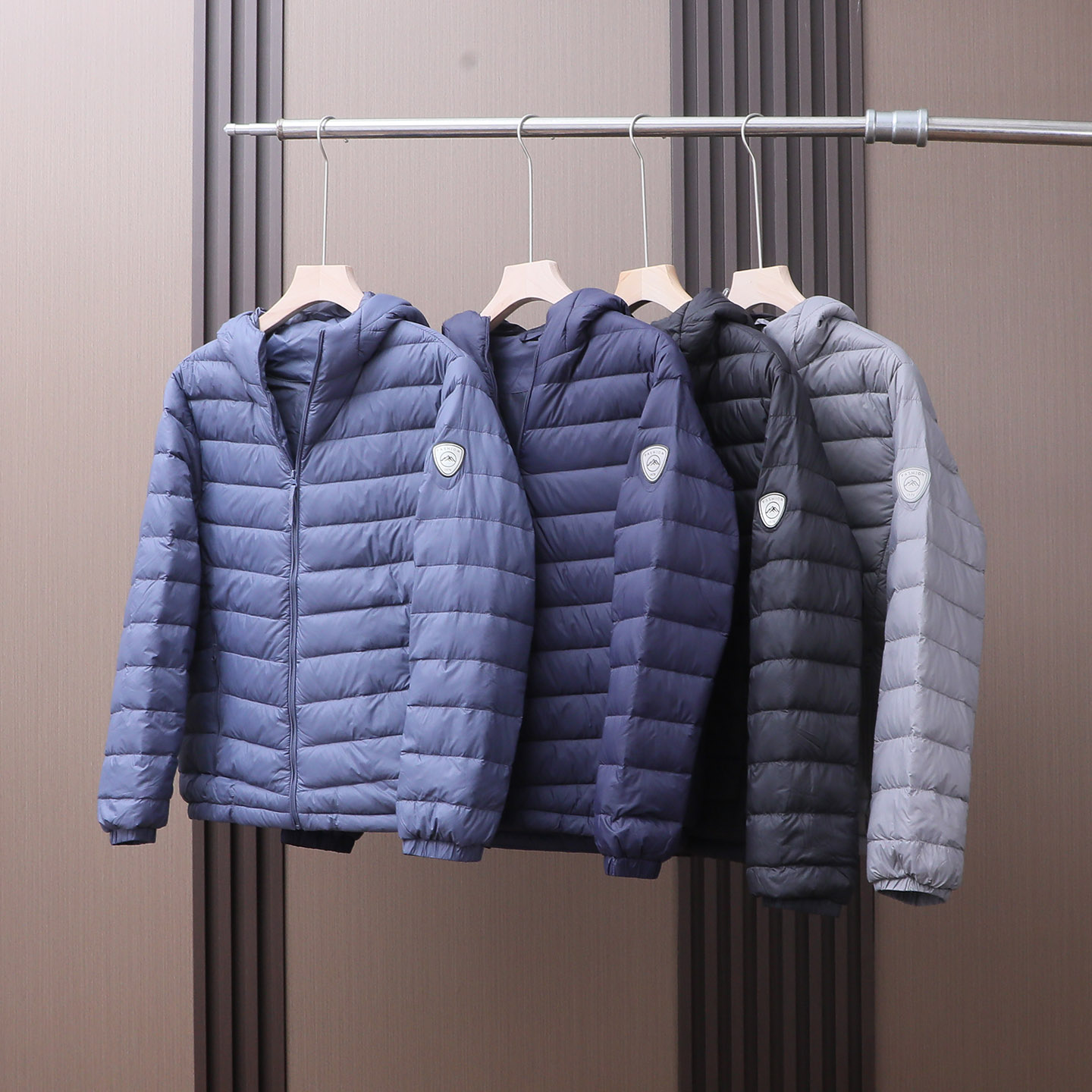 轻薄系列！秋冬薄款连帽羽绒服男