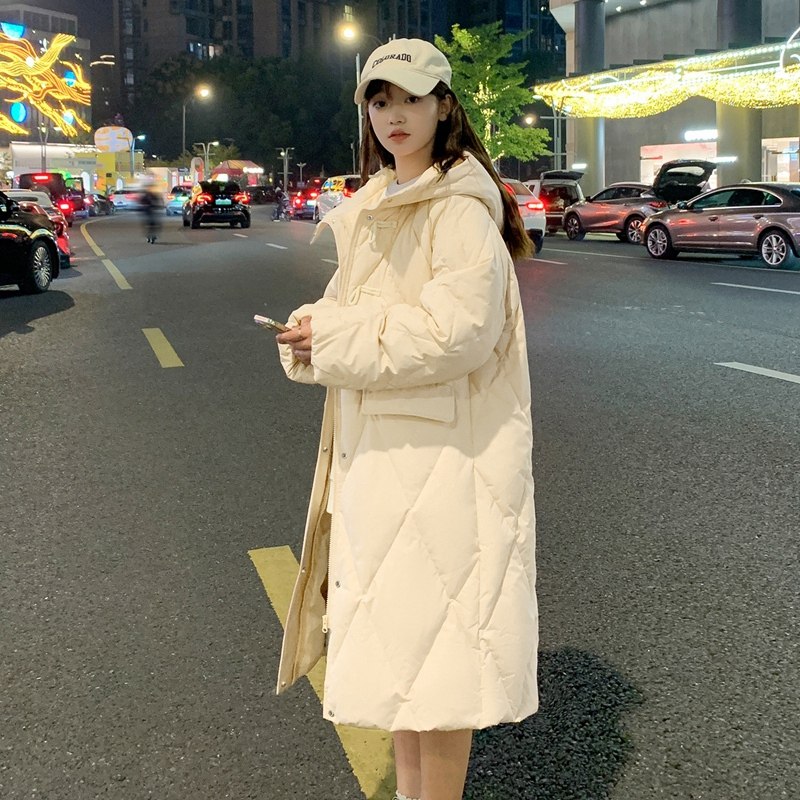 唐狮2024新款菱格连帽羽绒服女冬装设计感小众白色长款过膝外套