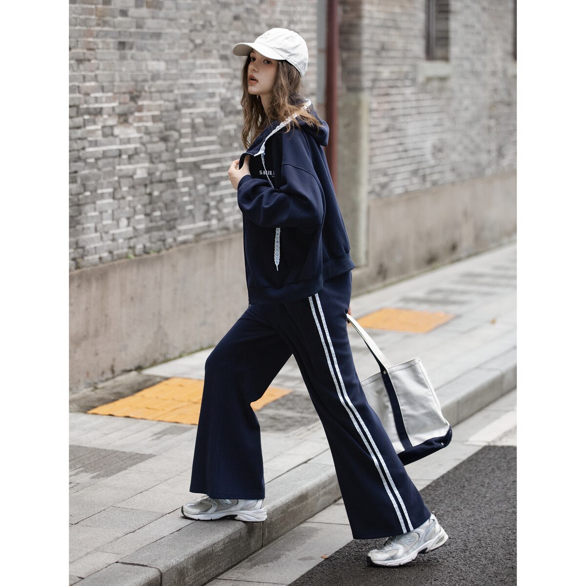 唐狮2025秋冬季套装女开衫连帽卫衣蕾丝设计感独特小众卫裤子套装