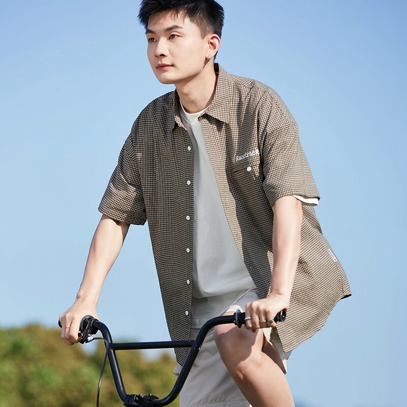 唐狮2026夏新款短袖格子衬衫男翻领绣花嵌线袋日系细格纹复古外套