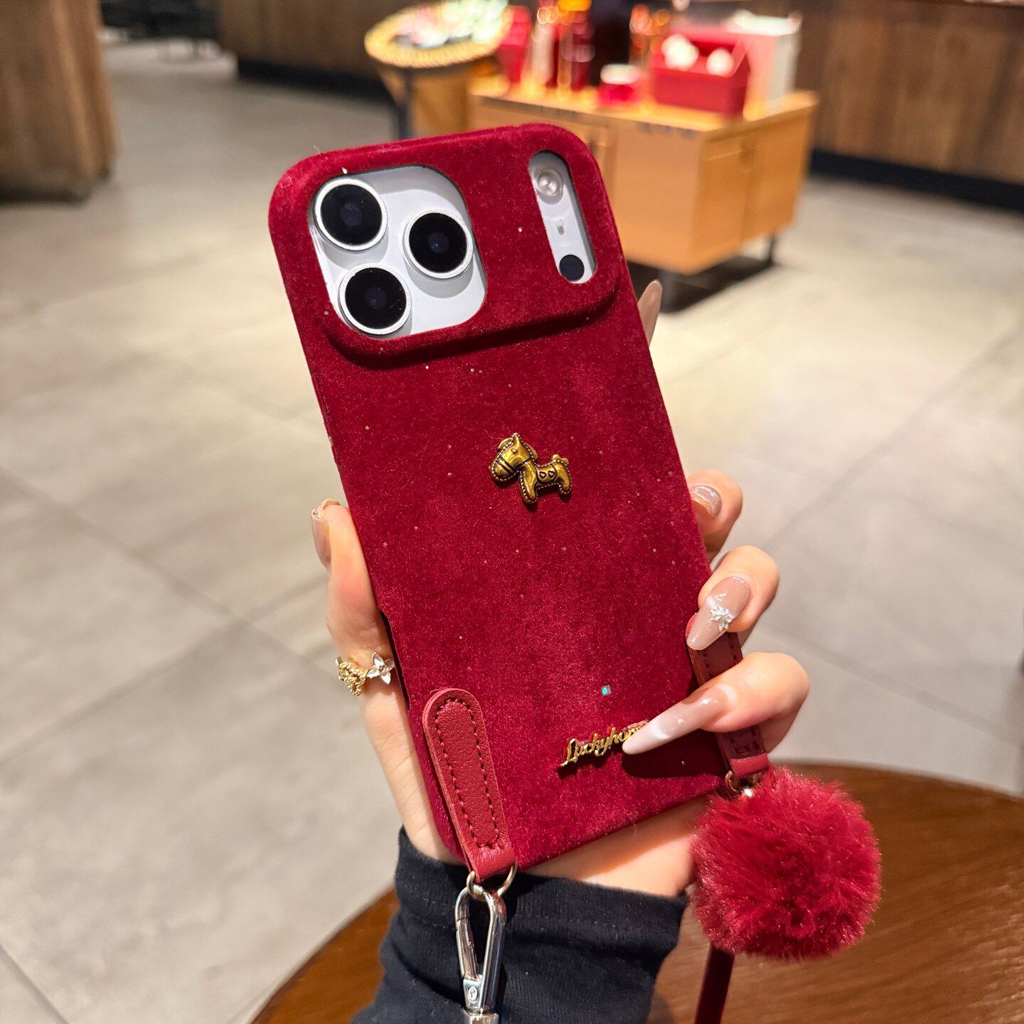 带挂绳毛球手绳适用iphone17手机壳17promax苹果16pro马年新款本命年红色12闪粉绒布15超火13女14保护套高级