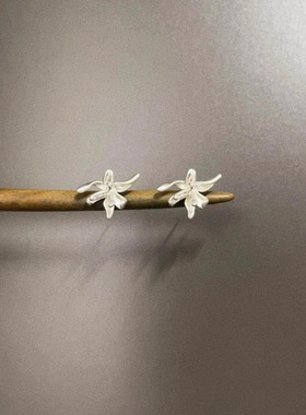 Vintage古着 White irregular iris耳饰