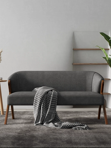 Современный и минималистичный диван, модная лента для домашнего использования, чай с молоком