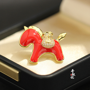 原创福马鸿运红色镶石背钱袋的小红马胸针新年礼物伴手礼礼品别针