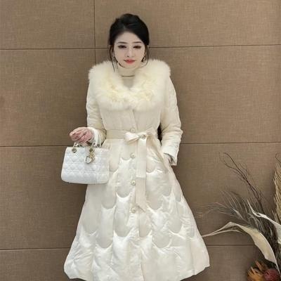 南油欧洲站2024冬季女狐狸毛领系带收腰过膝长款白鹅绒羽绒服9032