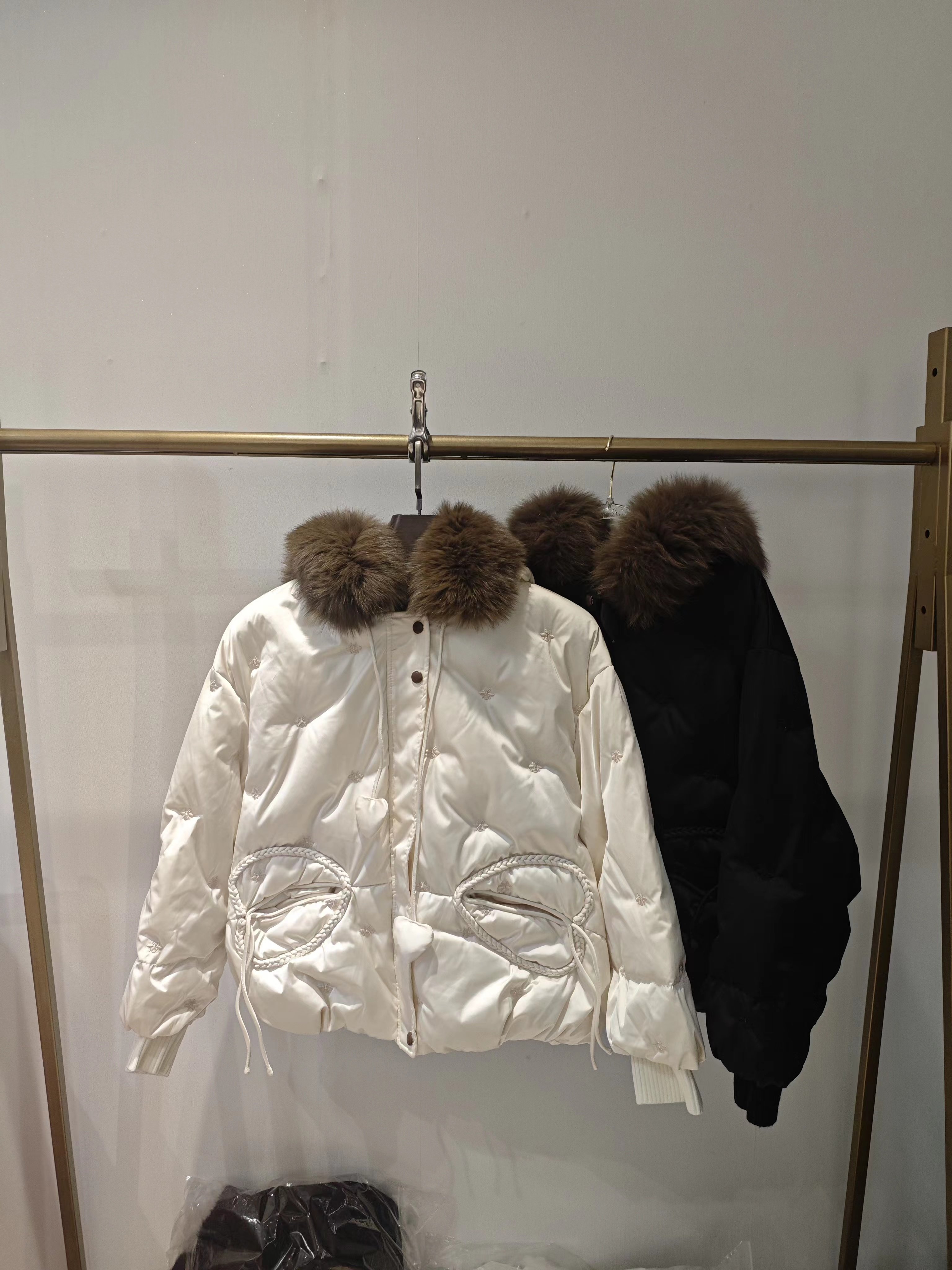 短款白鹅绒冬季羽绒服连帽