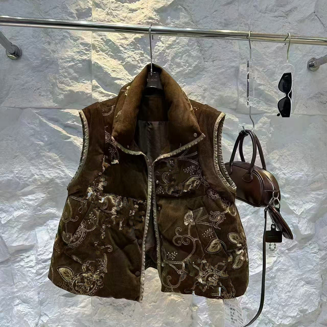 重工刺绣翻领无袖羽绒服马甲外套