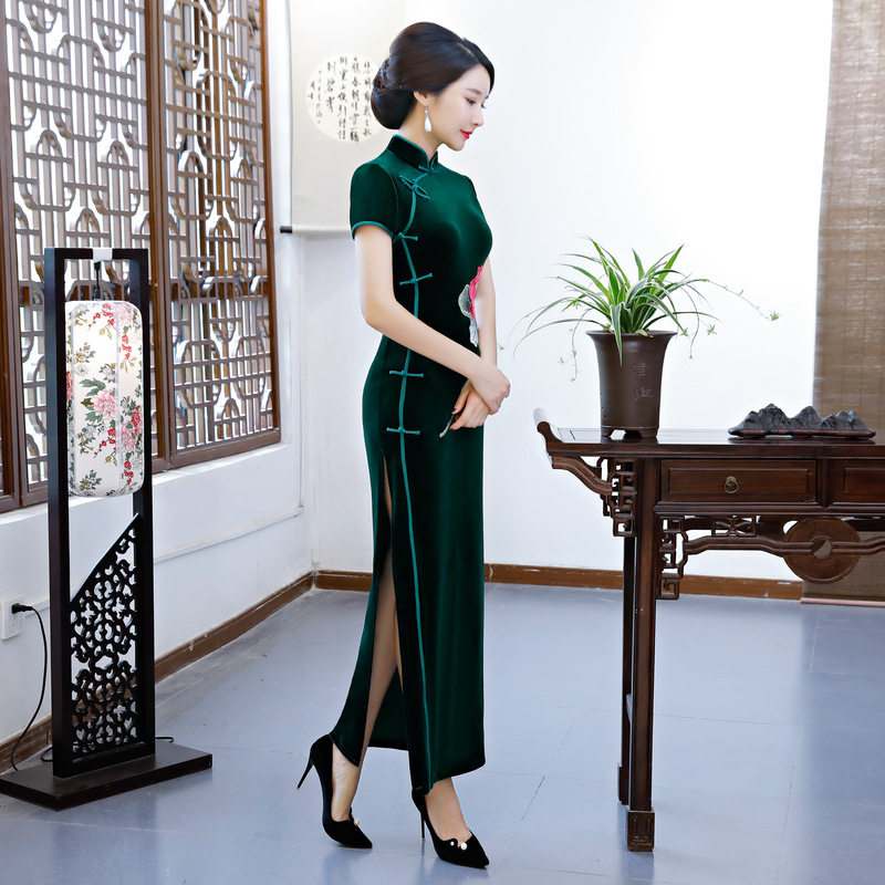 2025新款秋冬新款金丝绒长款旗袍走秀旗袍加长绣花贴花优雅演出服