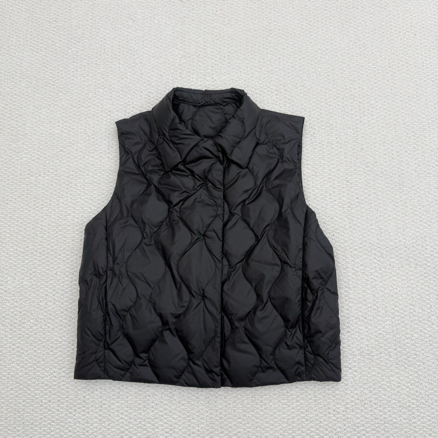 Th同款 2025秋冬新品女装 轻薄款白鸭绒翻领绗缝羽绒马甲P0807405