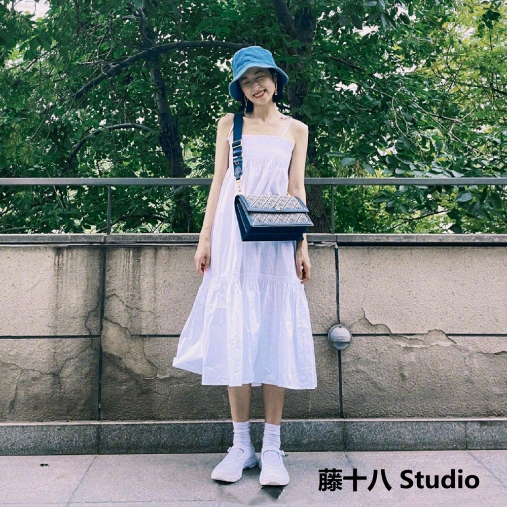 周雨彤同款沙滩海边度假中长款白色小清新吊带简约大摆A字连衣裙